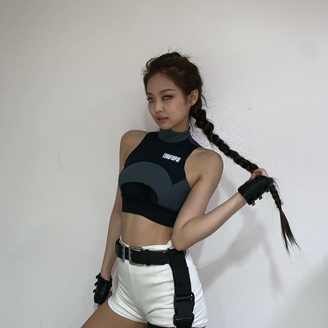 组图:jennie舞台中途上衣崩开差点走光 尴尬捂胸口左右晃