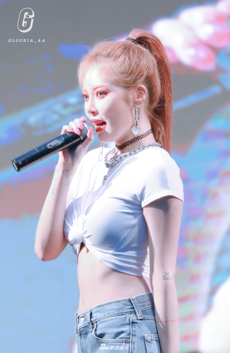 组图:泫雅舞台照穿纯白t恤也能秀身材 卷起衣摆露纤细蛮腰