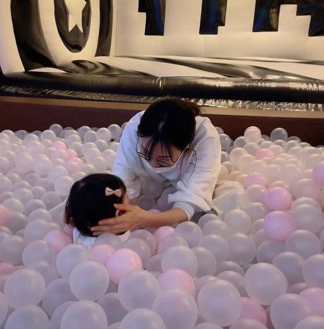 組圖：崔智友抱女兒玩跳彈床 裝扮隨意十分接地氣