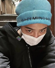 組圖：Jennie早前自拍被翻出 網友憑衣服猜測後面坐的是權志龍