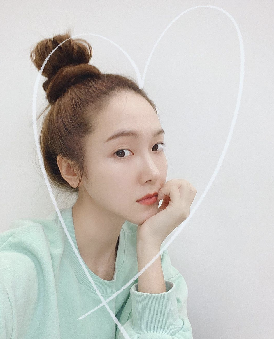 组图：Jessica庆生戴mini蛋糕帽 穿花边领格子衫甜笑捂脸