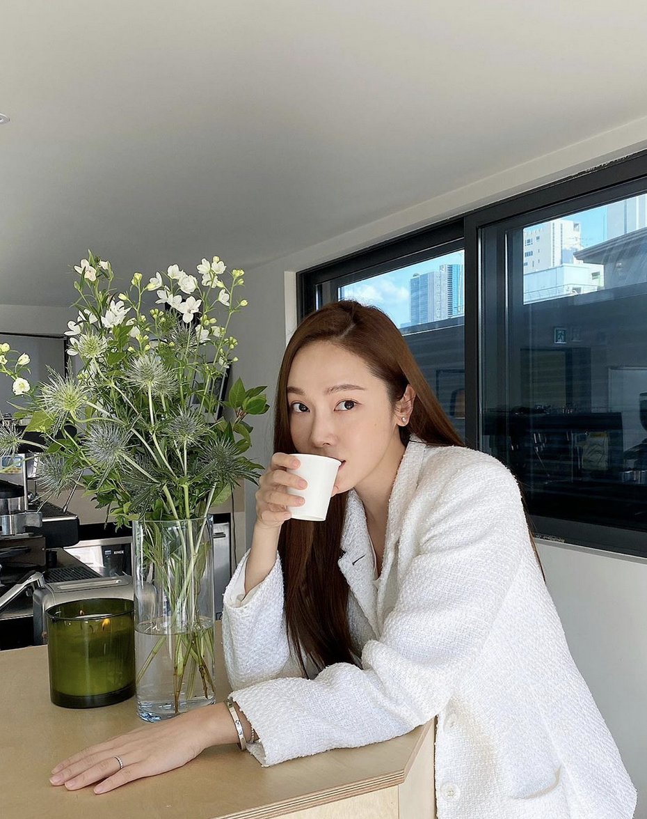 组图：Jessica庆生戴mini蛋糕帽 穿花边领格子衫甜笑捂脸