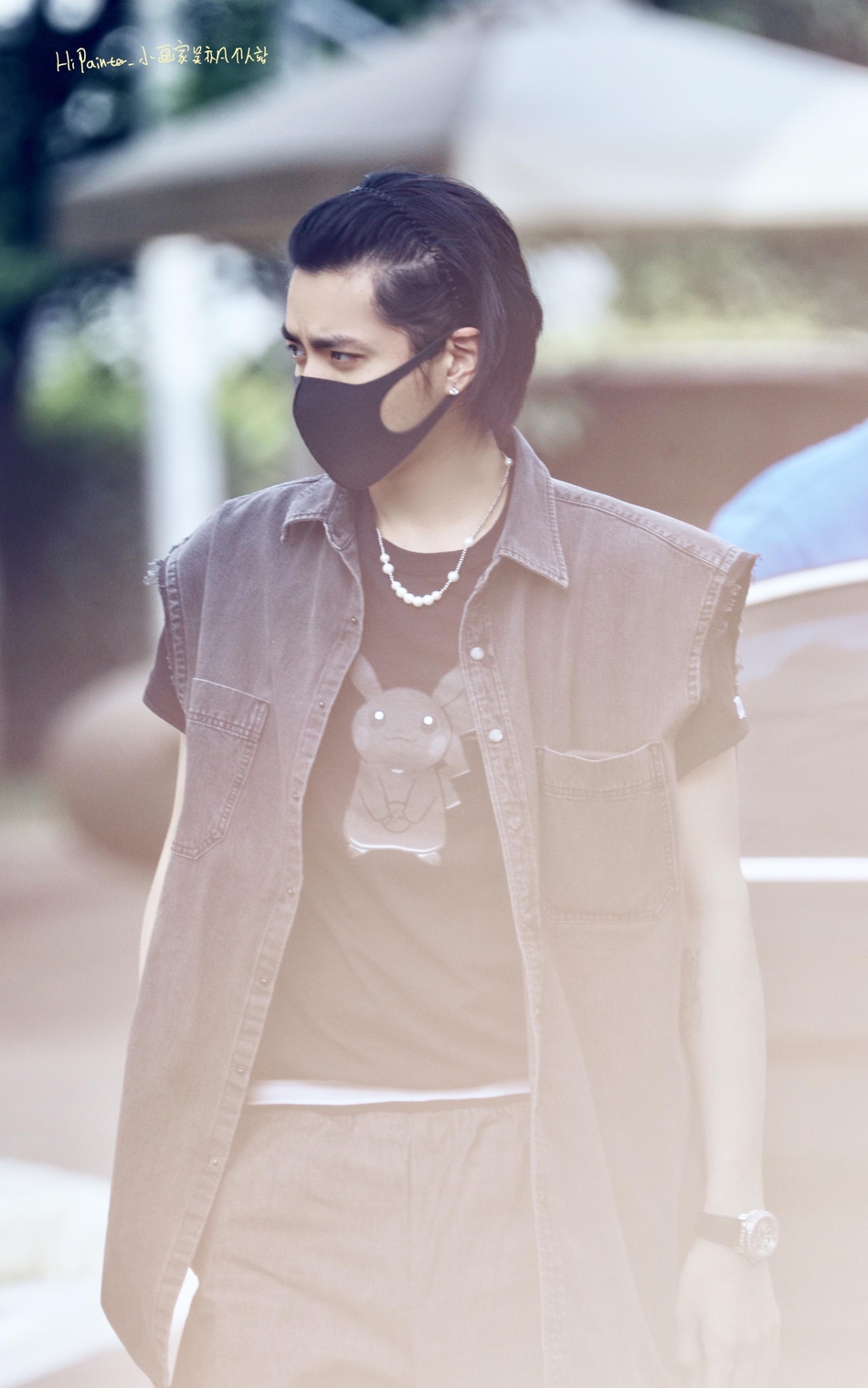 组图:吴亦凡预告剪头发后现身机场 头戴发箍露额头清爽帅气