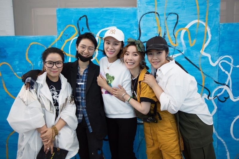 组图黄雅莉画展聚齐05超女八强李宇春开心送拥抱