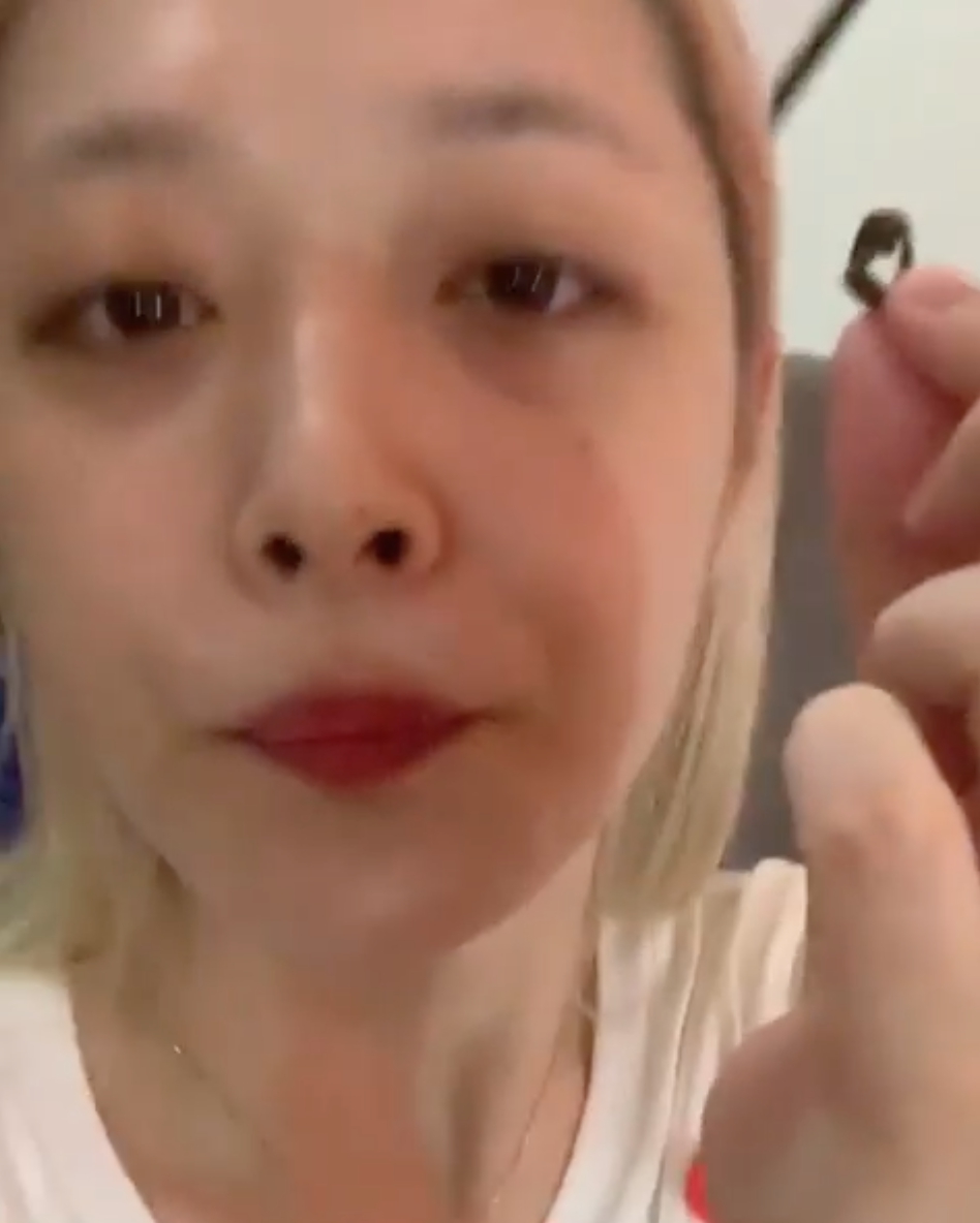 组图:雪莉挑战用舌头给樱桃梗打结 伸舌头展示成果笑容调皮