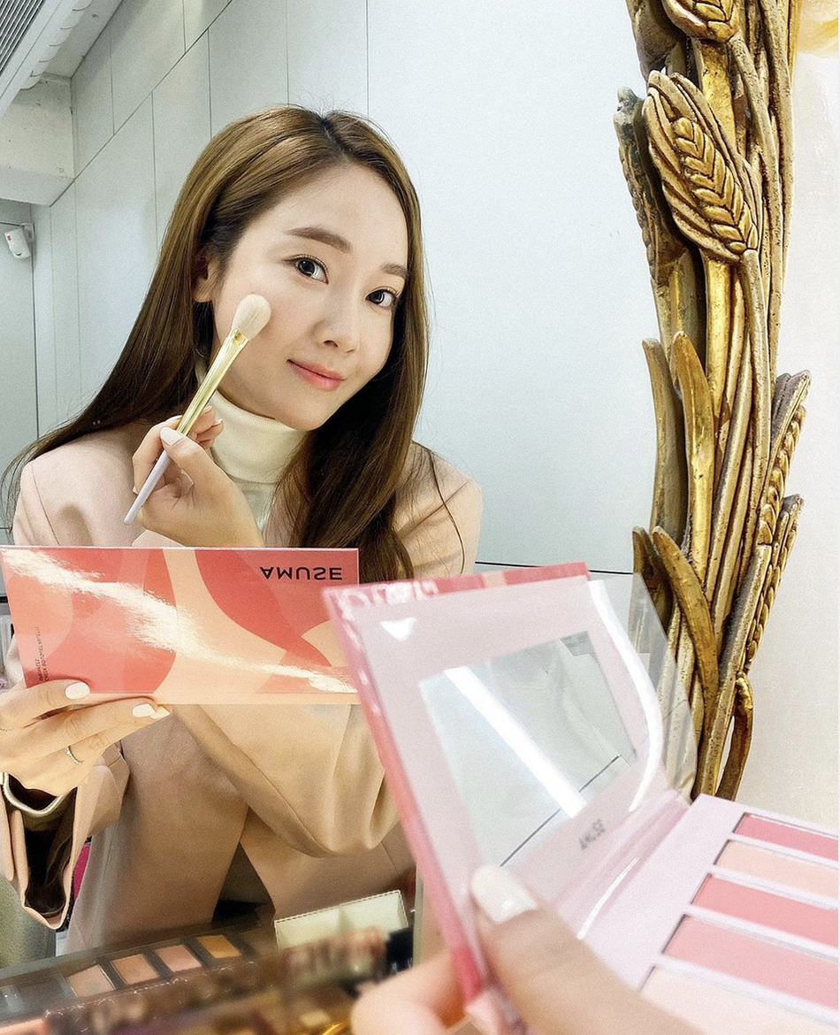 组图：Jessica庆生戴mini蛋糕帽 穿花边领格子衫甜笑捂脸