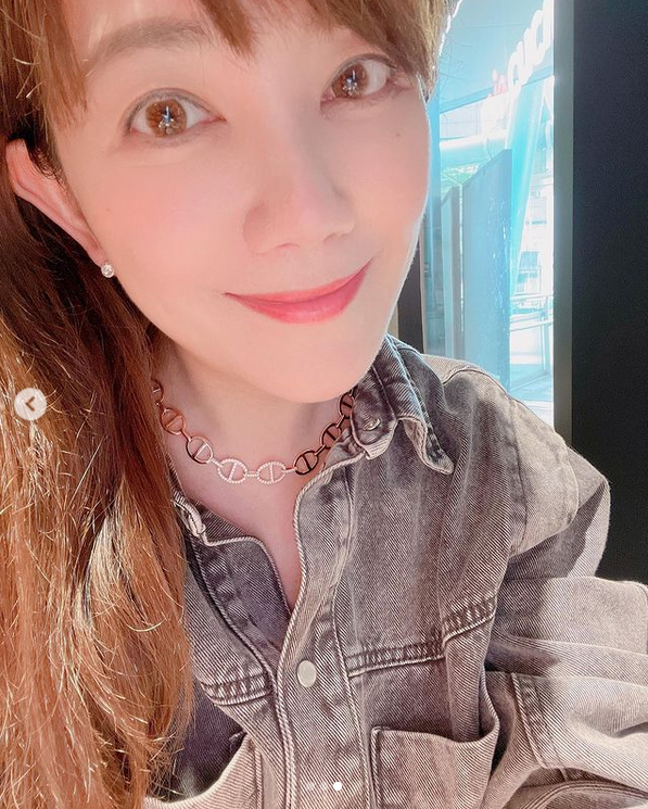 组图:梁静茹穿牛仔外套晒美照 怼脸自拍皮肤白皙紧致状态好