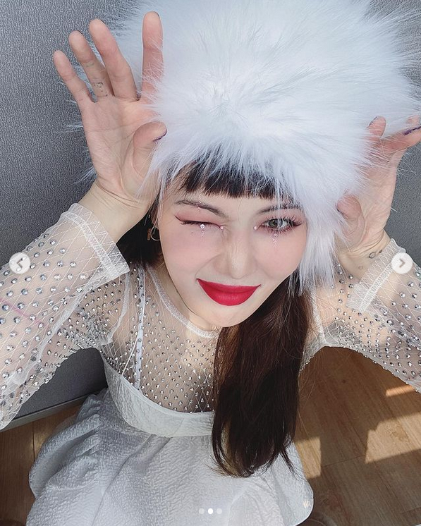 組圖：泫雅帶毛絨帽子晒可愛自拍 獨特妝容搭俏皮表情吸睛又可愛