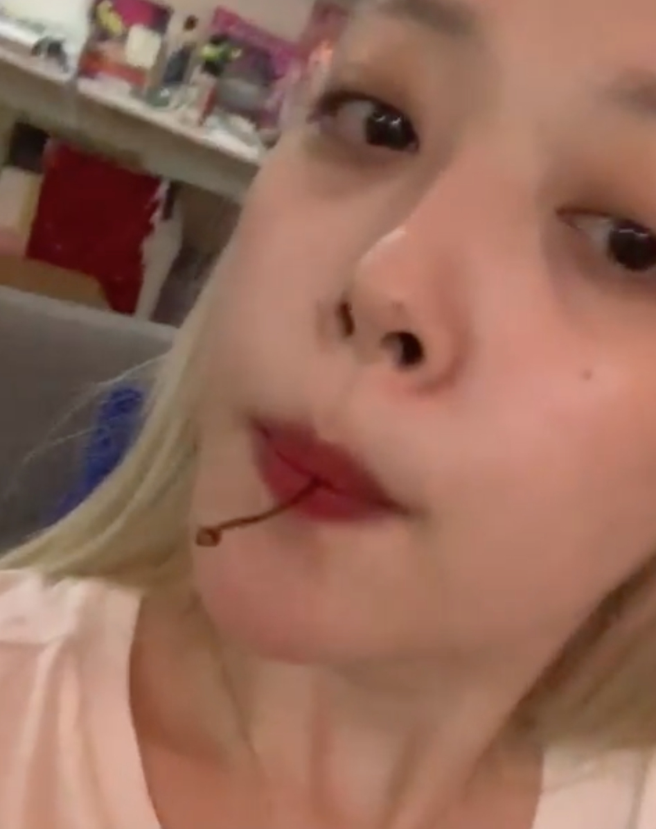 组图:雪莉挑战用舌头给樱桃梗打结 伸舌头展示成果笑容调皮