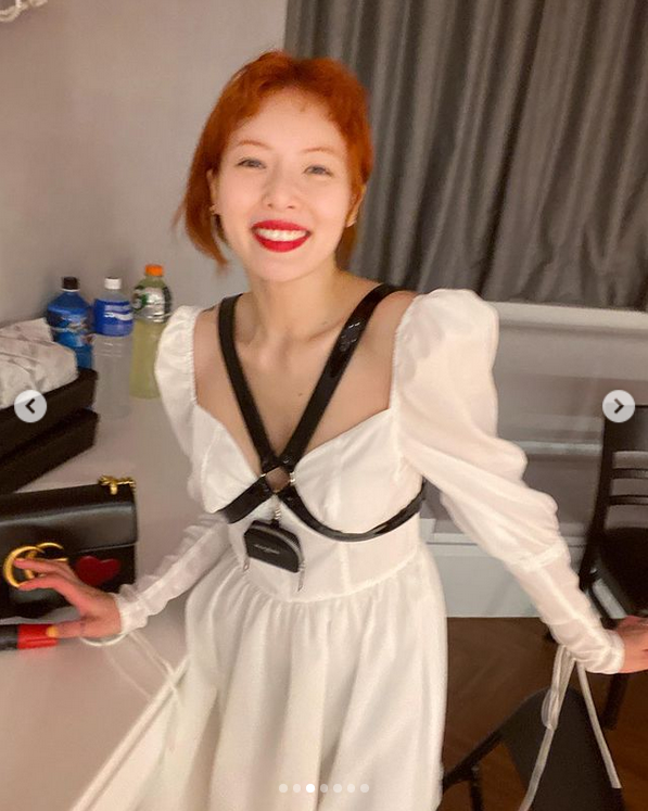 組圖：泫雅晒後臺自拍照 橙色頭髮吸睛搶眼胸前掛小包俏皮