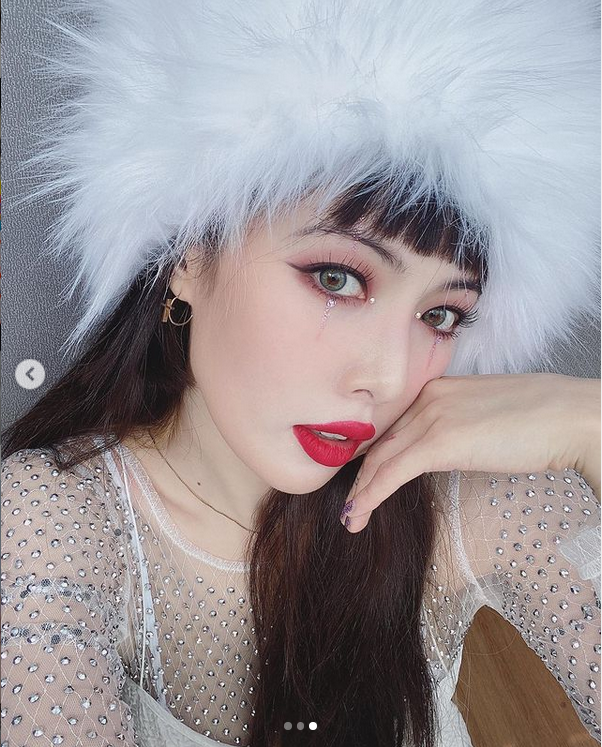 組圖：泫雅帶毛絨帽子晒可愛自拍 獨特妝容搭俏皮表情吸睛又可愛