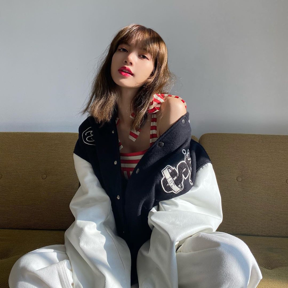 组图 Lisa一改黑长直造型剪短发染新发色穿红白吊带秀香肩 Kpopcorn 韓娛爆米花