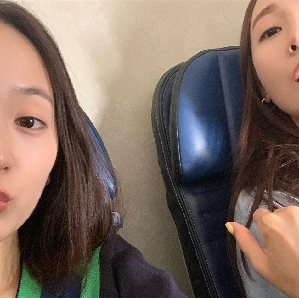 組圖：鄭秀妍鄭秀晶一同度假愜意十足 姐妹花親密合照畫面養眼