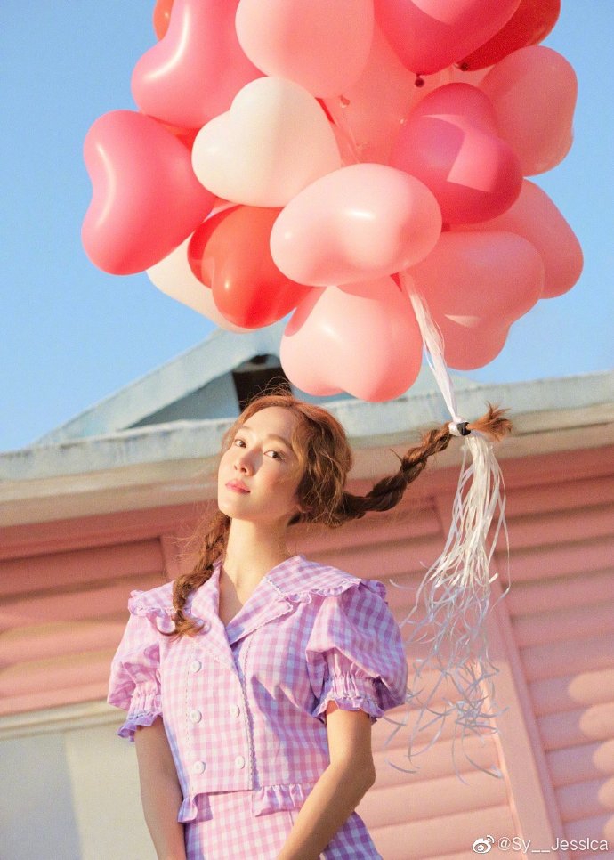 組圖：Jessica鄭秀妍公開戀情心情靚 麻花辮綁氣球少女感足