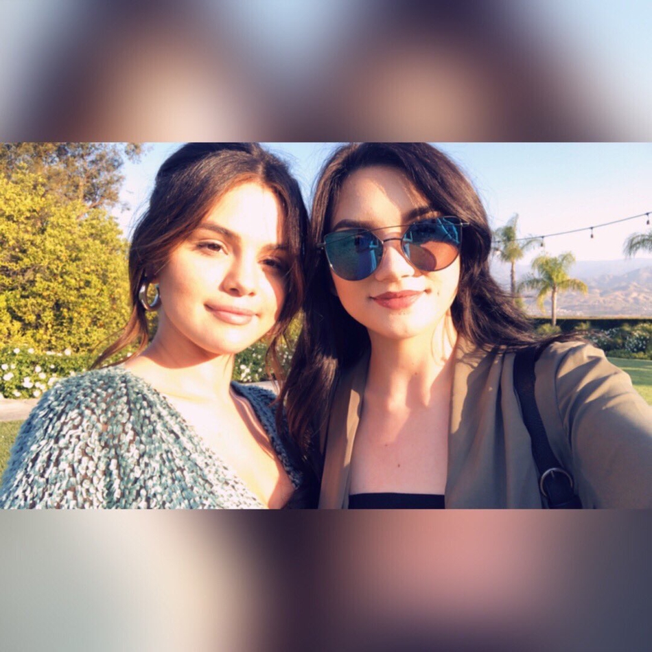 组图赛琳娜参加保镖婚礼身着v领碎花长裙与亲友开心合照