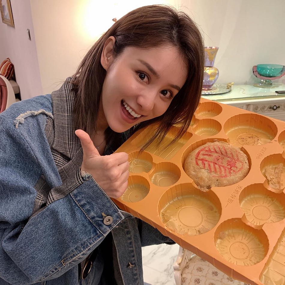 组图:林峯女友张馨月中秋晒美照 家人团聚手捧状元饼笑容甜美