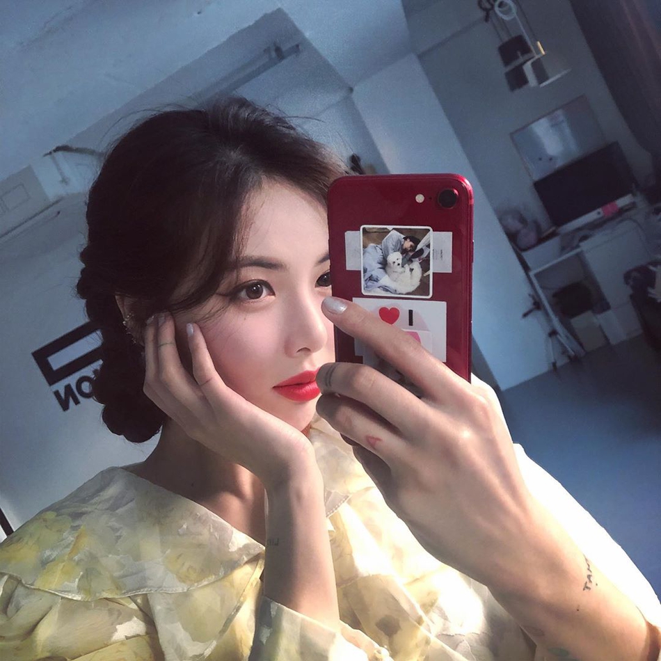 组图泫雅穿黄色连衣裙托腮自拍红唇妆容精致笑颜动人
