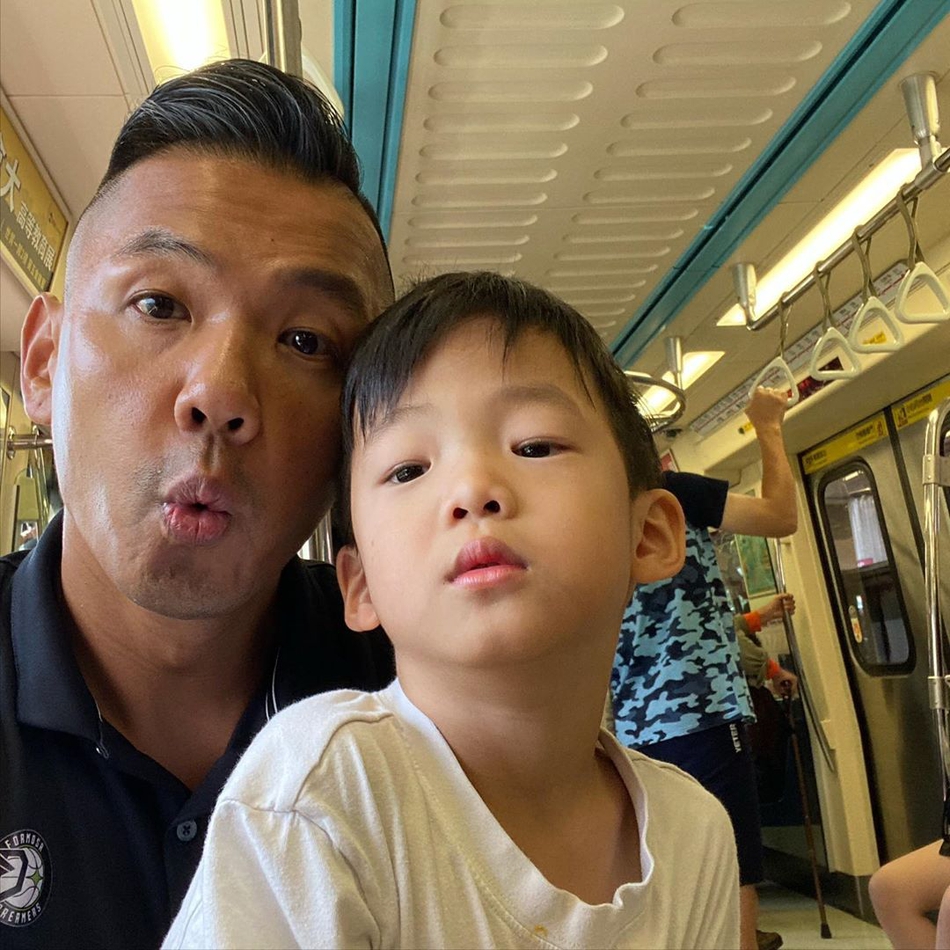 组图:范玮琪双胞胎儿子身高猛长 4岁飞飞翔翔直追黑人腰部