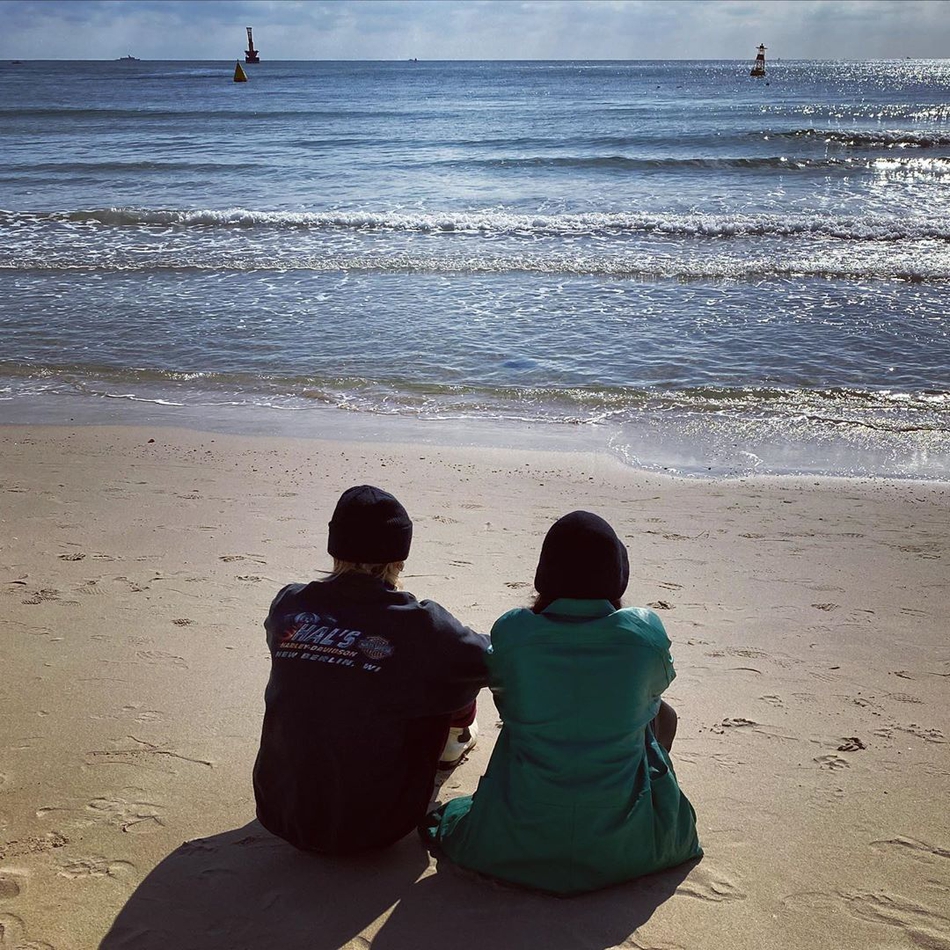 组图:泫雅与男友海边享受二人世界 沙滩上追逐打闹甜蜜秀恩爱