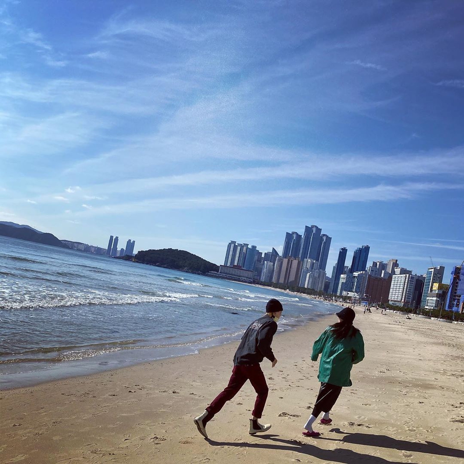 组图:泫雅与男友海边享受二人世界 沙滩上追逐打闹甜蜜秀恩爱