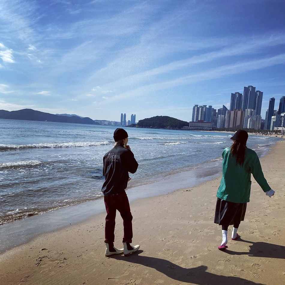 组图:泫雅与男友海边享受二人世界 沙滩上追逐打闹甜蜜秀恩爱