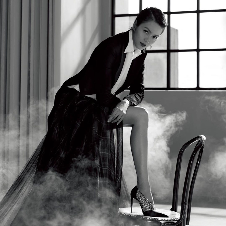 组图:梁咏琪职场风大片秀优越比例 脚踩细高跟露美腿气场强