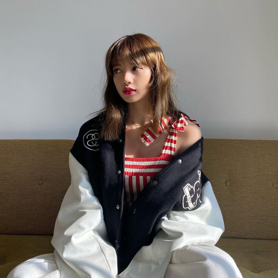 組圖：Lisa一改黑長直造型剪短髮染新發色 穿紅白弔帶秀香肩