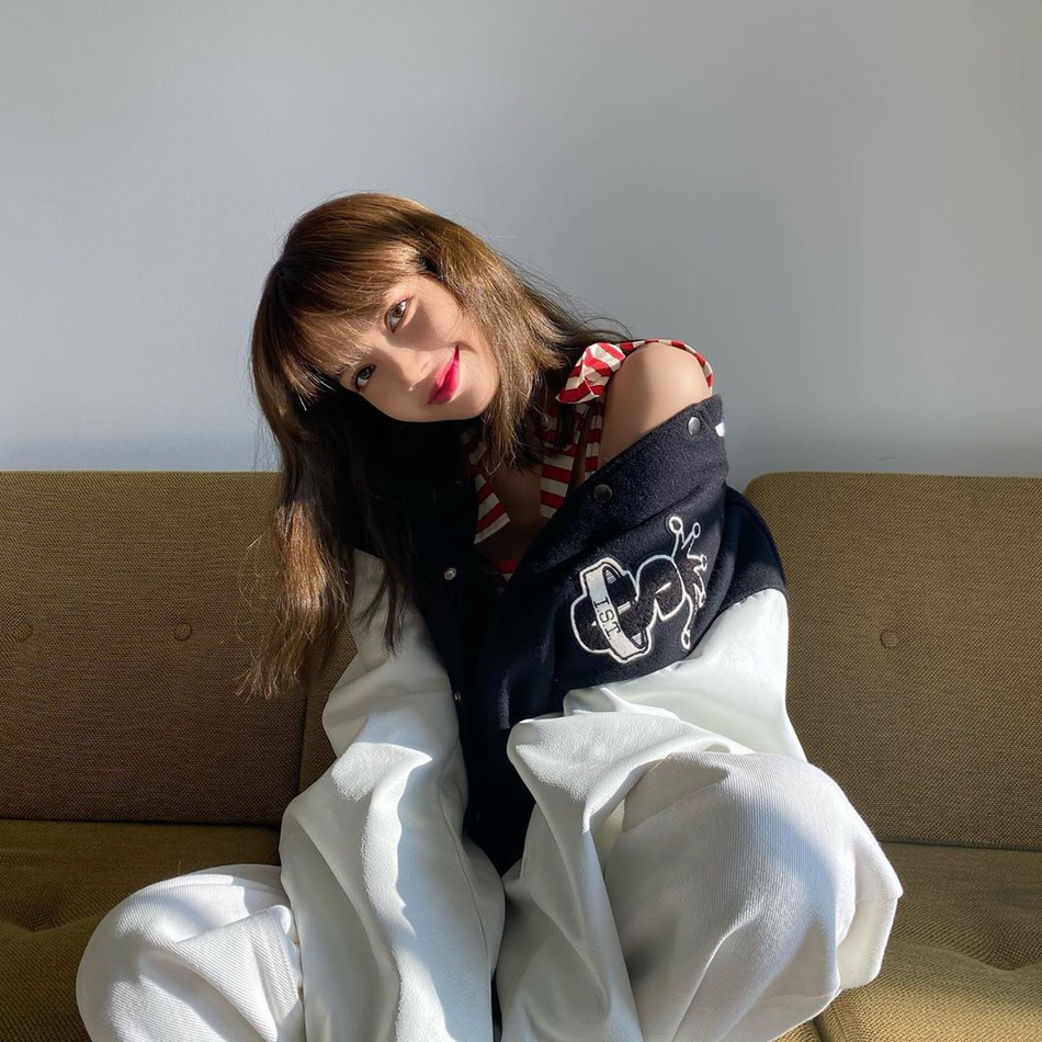 組圖：Lisa一改黑長直造型剪短髮染新發色 穿紅白弔帶秀香肩