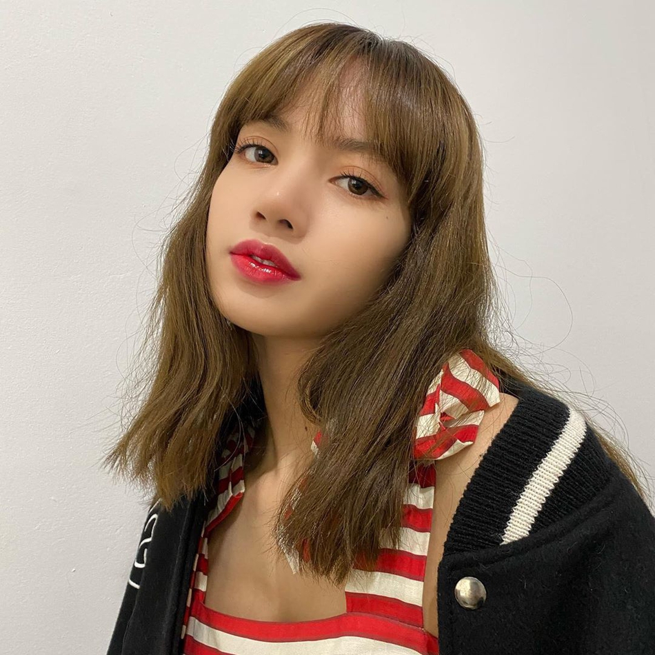 组图 Lisa一改黑长直造型剪短发染新发色穿红白吊带秀香肩 Kpopcorn 韓娛爆米花