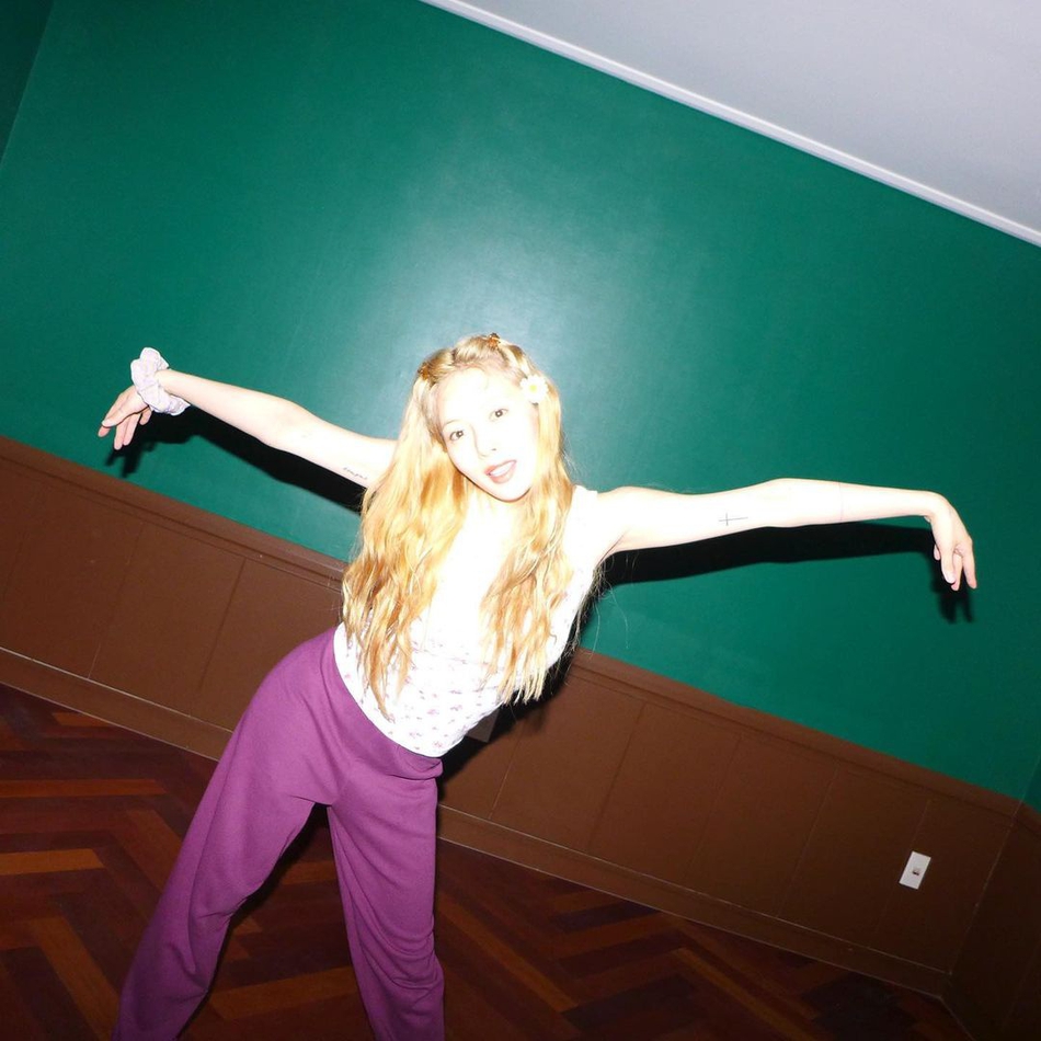 组图:泫雅晒金发造型笑容甜美 耳边戴小雏菊尽显灵动俏皮