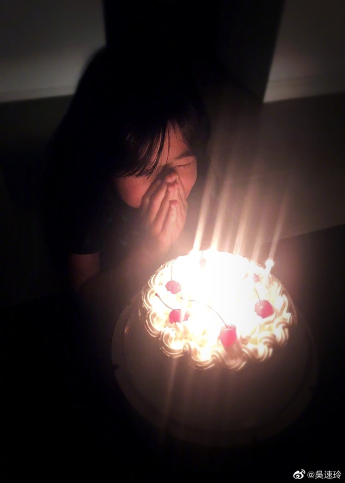 组图:吴速玲晒照庆祝女儿9岁生日 grace长发及腰蛋糕前闭眼许愿_高清