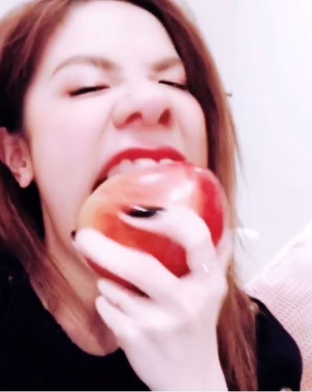 组图:邓紫棋晒搞怪扮丑自拍 张"血盆大口"吃苹果表情夸张_高清图集