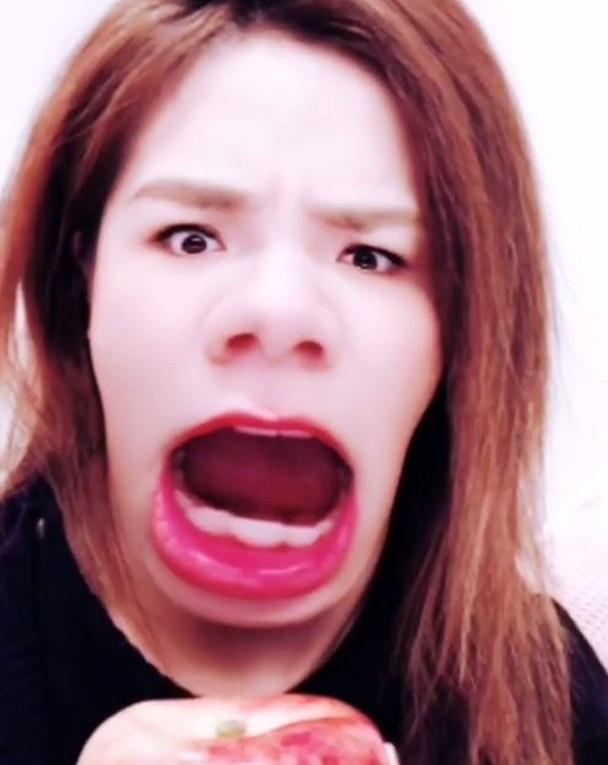 组图:邓紫棋晒搞怪扮丑自拍 张"血盆大口"吃苹果表情夸张