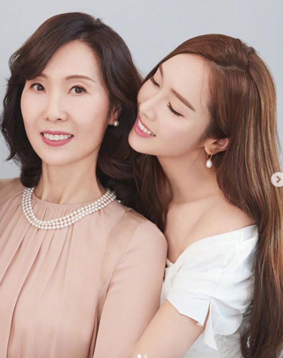 组图：郑秀妍首次公开与妈妈合影 母女两气质出众温柔优雅
