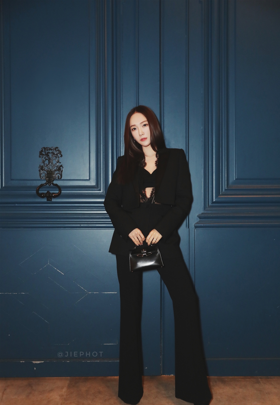 郑秀妍西装看秀变身酷帅御姐,黑色蕾丝内搭若隐若现.