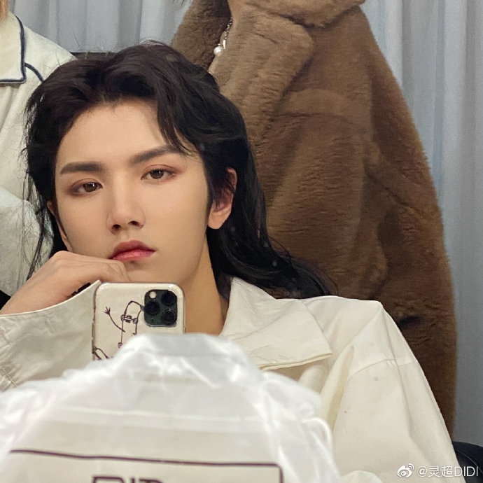 组图:灵超发长卷发搞怪照和粉丝过情人节 五官深邃清秀十足