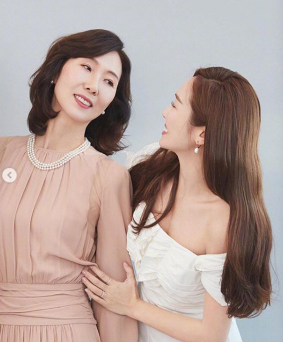 组图：郑秀妍首次公开与妈妈合影 母女两气质出众温柔优雅