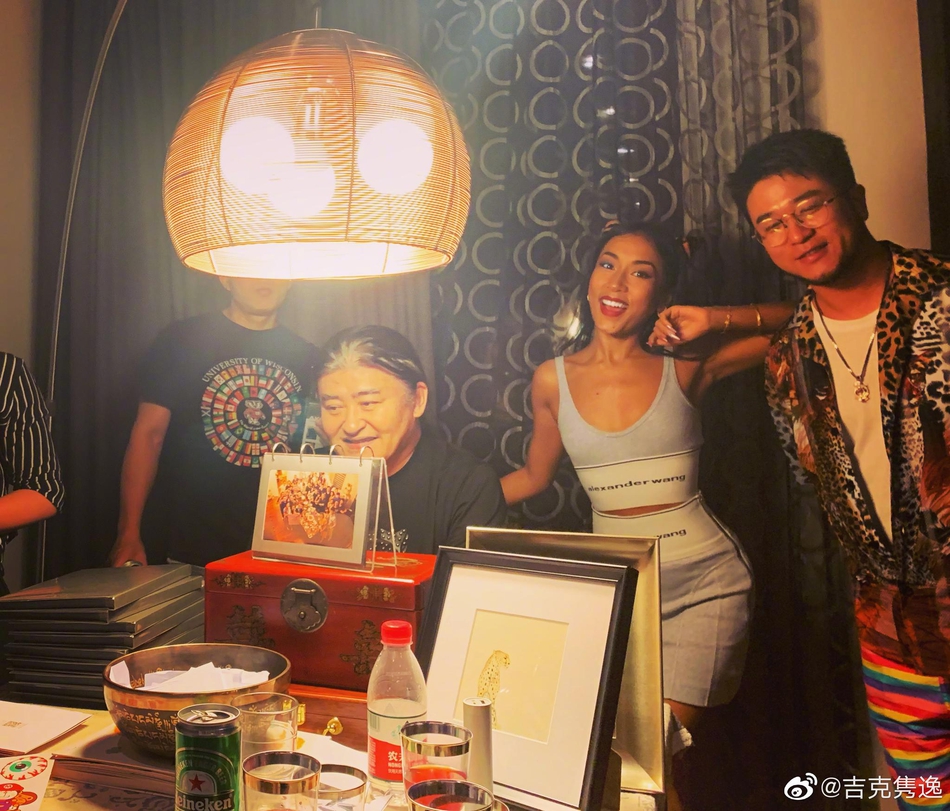 组图:吉克隽逸参加刘欢豹纹主题party 刘欢开心大笑状态好