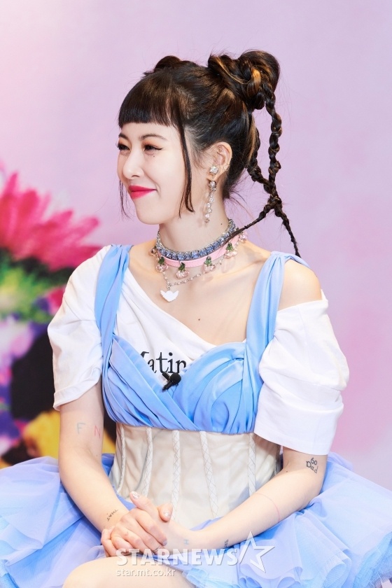 组图：泫雅身穿蓝色蓬蓬裙现身专辑释出会 俏皮双丸子头灵动可爱
