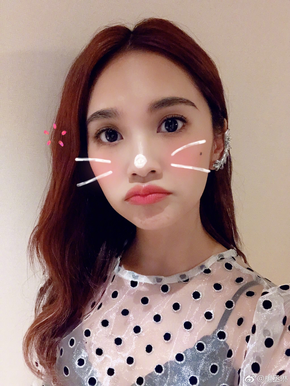 组图:杨丞琳晒自拍圆框眼镜可爱甜美 俏皮咬嘴唇清爽元气