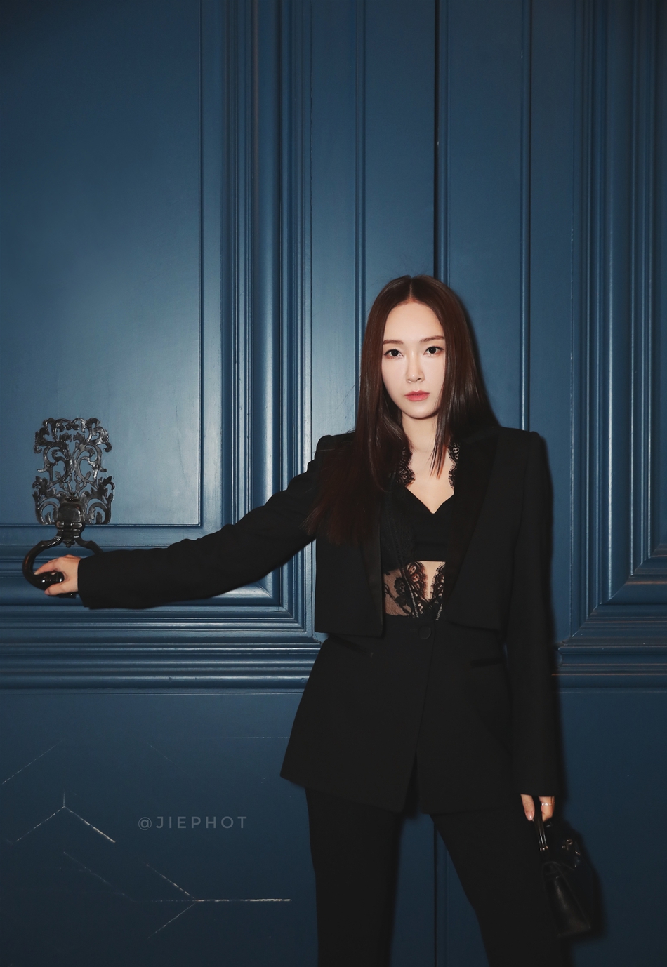 郑秀妍西装看秀变身酷帅御姐,黑色蕾丝内搭若隐若现.