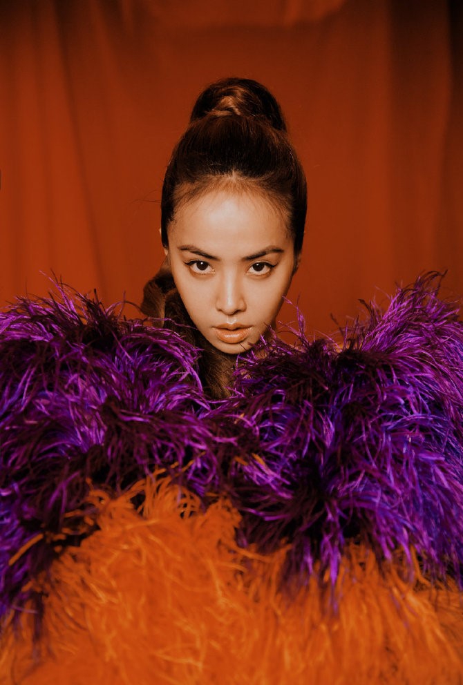 组图:蔡依林专辑写真造型奇特 毛绒裙摆中仰视镜头表情狰狞_高清图集
