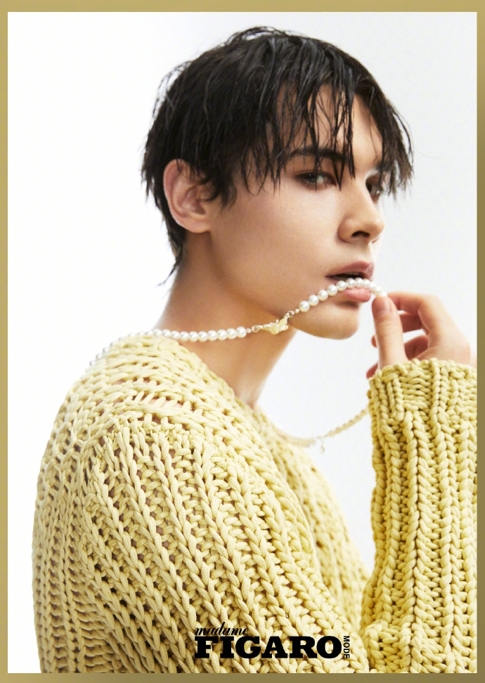 组图:利路修最新封面大片曝光 黄毛衣配珍珠项链慵懒时尚