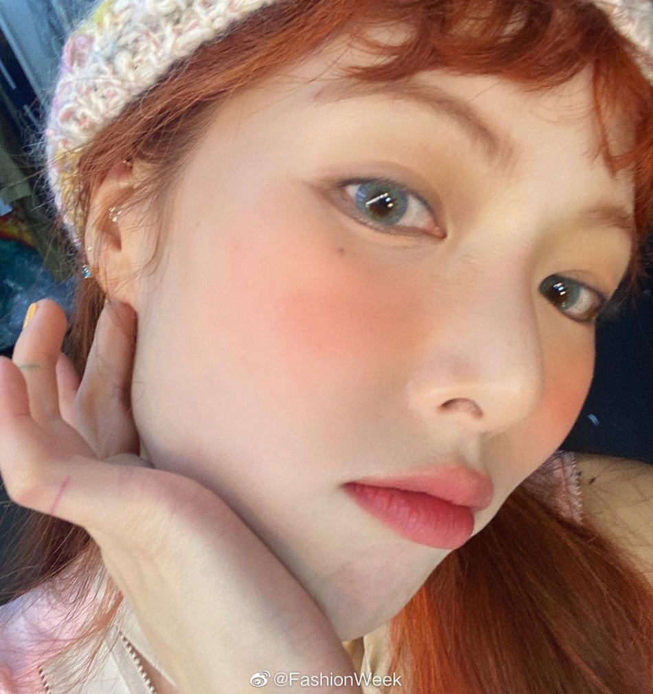組圖：泫雅曬懟臉自拍照 紅色頭髮搭配橘色腮紅元氣十足
