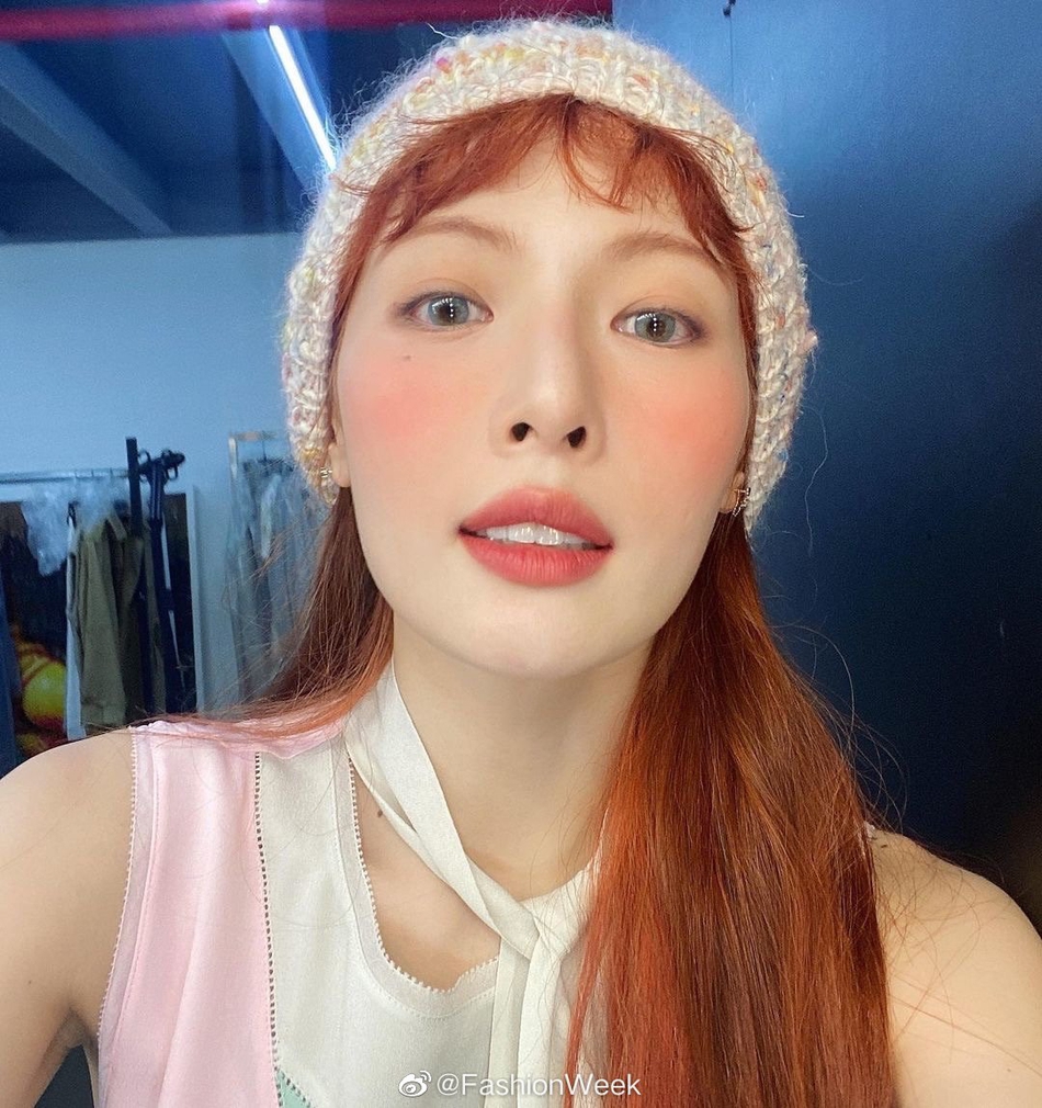 組圖：泫雅曬懟臉自拍照 紅色頭髮搭配橘色腮紅元氣十足