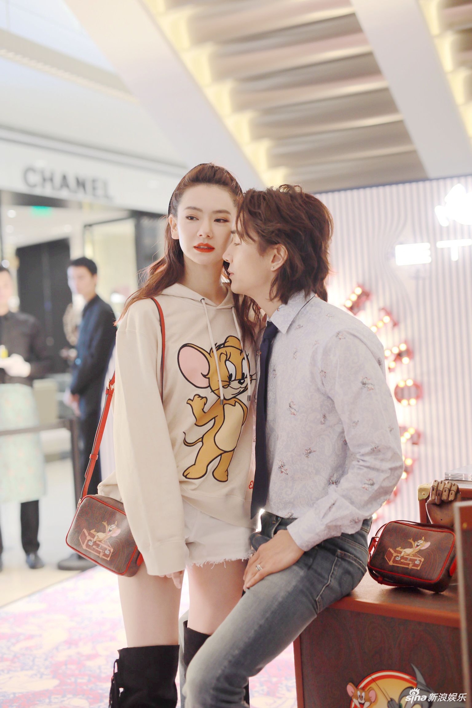 组图:戚薇穿卡通卫衣青春减龄 与老公李承铉贴脸合影笑容甜蜜