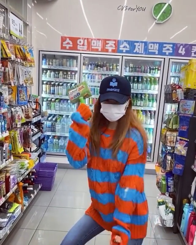 组图：泫雅金晓钟低调穿搭现身便利店 听到自己新歌开心活力起舞