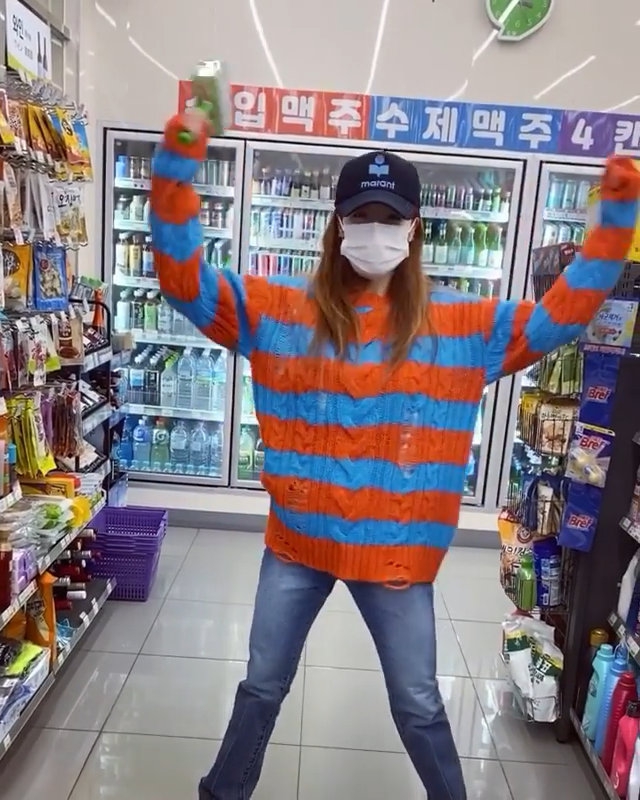 组图：泫雅金晓钟低调穿搭现身便利店 听到自己新歌开心活力起舞