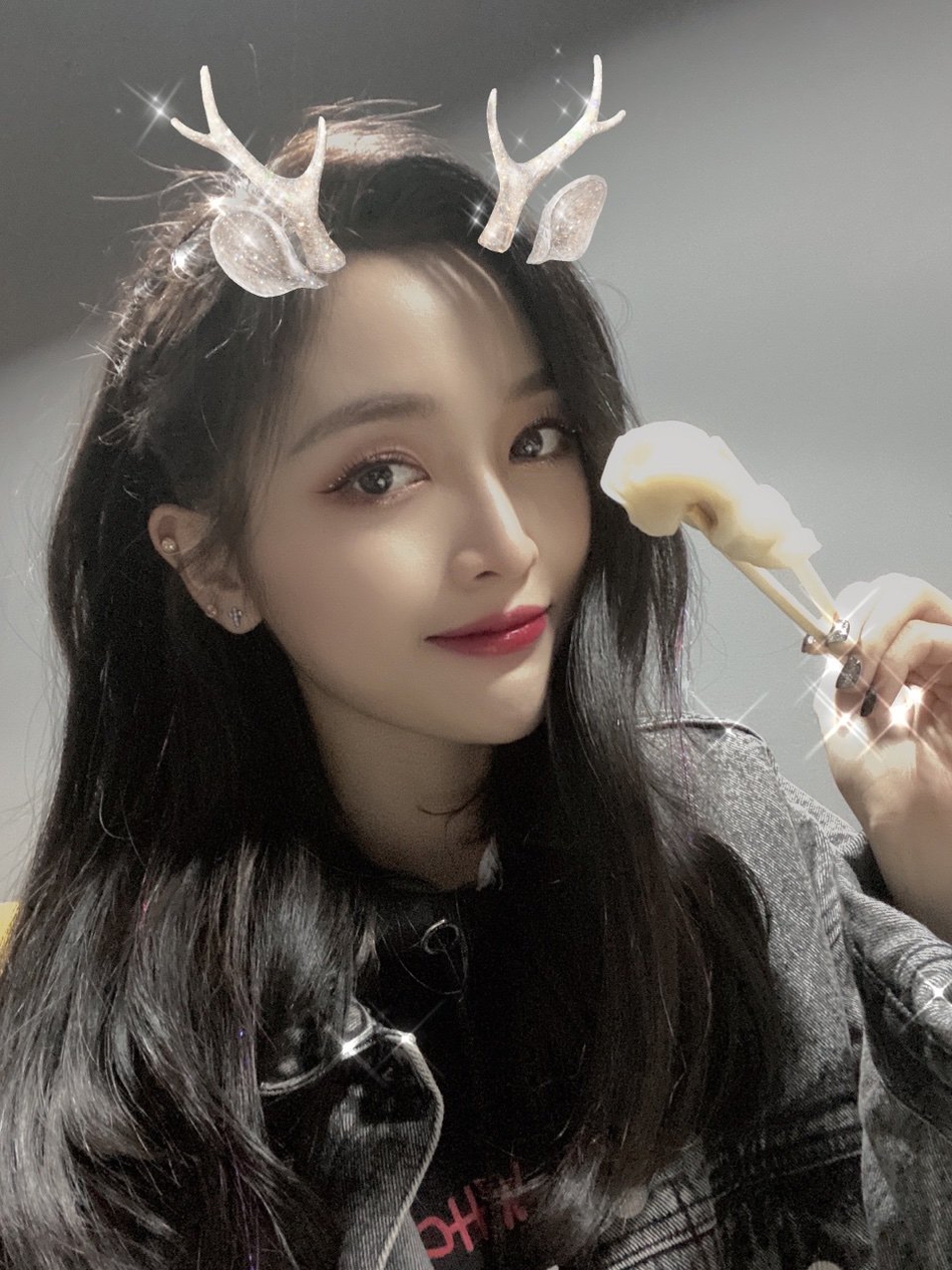 组图:吴宣仪冬至晒自拍对镜wink 笑容甜美少女感十足