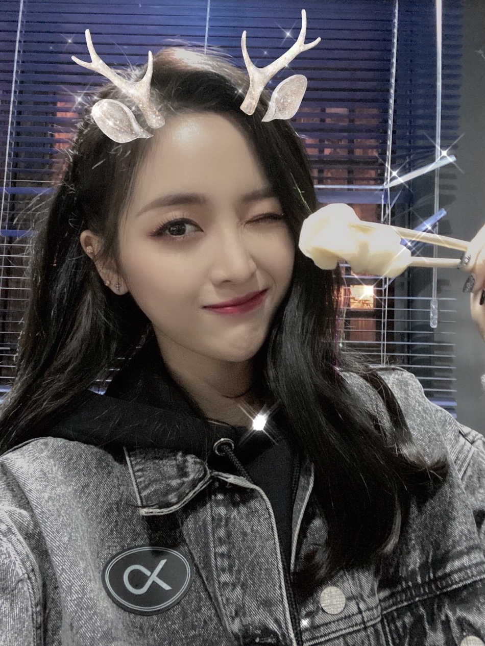 组图:吴宣仪冬至晒自拍对镜wink 笑容甜美少女感十足